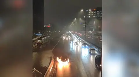 Samochód płonął na ruchliwej ulicy