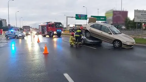 Kolizja w Alejach Jerozolimskich. Jedno auto zawisło na drugim 