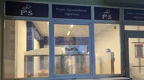 Biuro poselskie wicepremiera Mariusza Błaszczaka obrzucone kamieniami