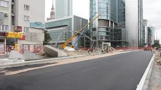 Kładą asfalt nad stacją Rondo ONZ