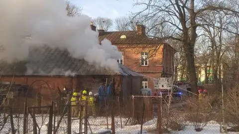 Akcja strażaków w Twierdzy Modlin. Zapaliła się komórka z drewnem