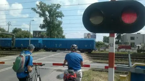 Uszkodzony rozjazd zatrzymał pociąg i kierowców