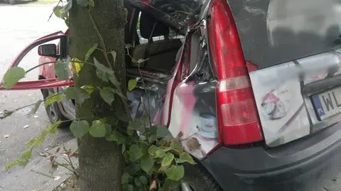 Opel w fiata, fiat w drzewo. Jedna osoba ranna