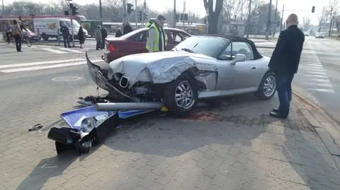 Kobieta ranna w wypadku na Targówku. BMW skosiło sygnalizator