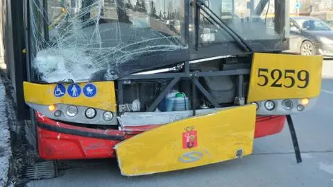 Rozbite dwa auta i autobus. "Kierowca pomylił sygnalizatory"