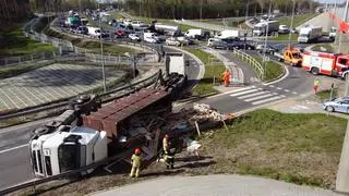 Ciężarówka z drewnem wywróciła się przy węźle Zielonka