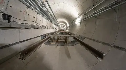 Zbrojenie, beton pod ciśnieniem. Montują tory w metrze. "To skomplikowany proces"