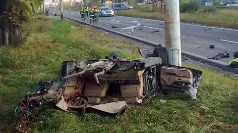 BMW roztrzaskane na słupie. Trzy osoby nie żyją, jedna ocalała