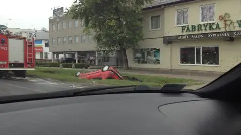 Potrącił kobietę i wpadł do rowu