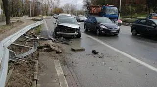 Samochód wjechał w barierki