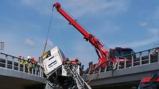 Akcja podnoszenia wraku autobusu na trasie S8