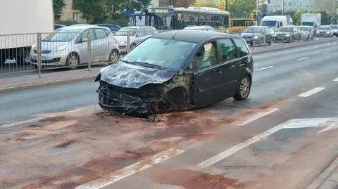 Ford skosił barierki. Urwane koło trafiło w audi