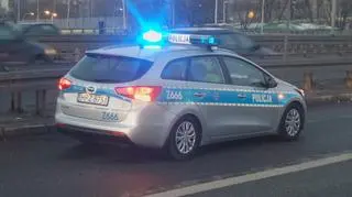 Mercedes uderzył w barierki na trasie Siekierkowskiej