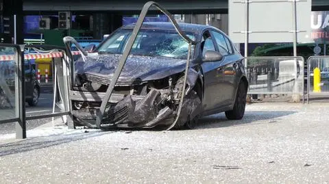 Samochód zniszczył barierki przystankowe w centrum. Policja: kierowca się oddalił