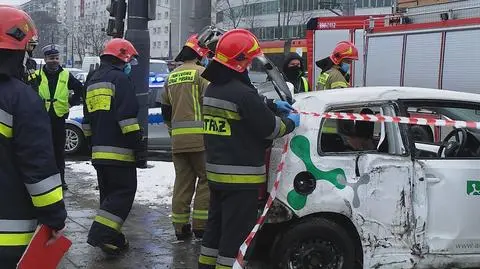 Zderzenie dwóch samochodów na Woli. "Kierowca uwięziony w środku"