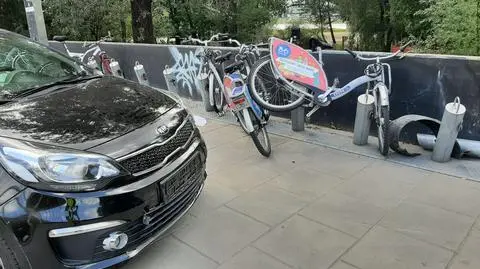 Stracił panowanie nad kierownicą, zjechał z drogi, zdemolował stację Veturilo