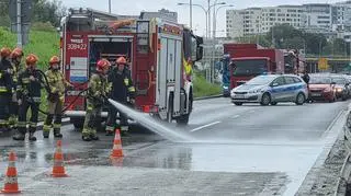 Skutki zdarzenia usuwają strażacy i służby oczyszczania miasta 