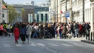 Tłum wiernych przed cerkwią na Miodowej podczas nabożeństwa wielkanocnego 