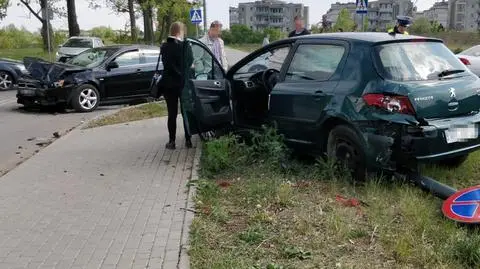 Najpierw zderzenie z innym autem, potem ze słupem drogowym