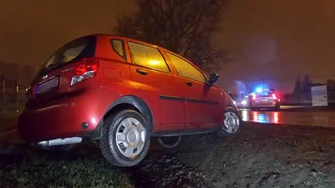 Chevrolet w rowie, kierowca w szpitalu. "Nie chciał poddać się badaniu"