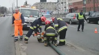 Przerdzewiała latarnia przewróciła się na Grochowskiej