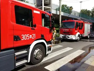 Ogień z auta objął także pawilon handlowy