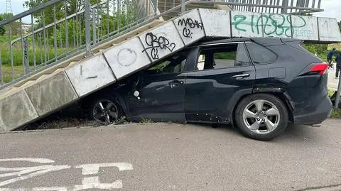 Wypadł z jezdni, przebił barierki i wbił się pod kładkę dla pieszych