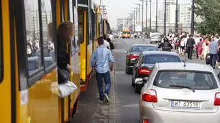 Tramwaje stanęły na moście Poniatowskiego