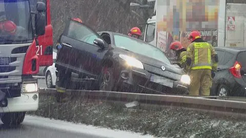 Auto na barierkach w Alejach Jerozolimskich