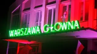 Neony rozbłysły nad Warszawą Główną