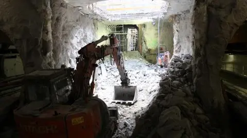 Przebili się pod tunelem metra. Budują przejście dla pieszych