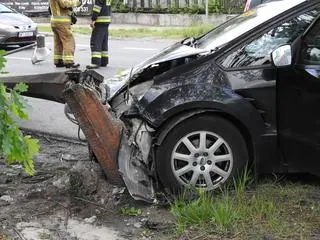 Samochód uderzył w słup na Patriotów 