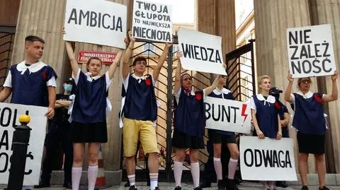 Gruntowanie cnót niewieścich przed siedzibą ministra Czarnka. "To nasz sposób na odreagowanie absurdu"