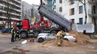 Ciężarówka przewróciła się na zaparkowane auto osobowe 