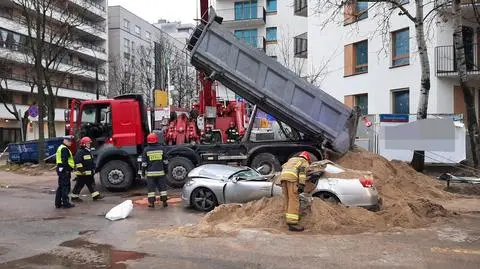 Ciężarówka z piachem przewróciła się na samochód osobowy