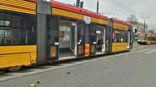 Dostawczak uderzył w tramwaj