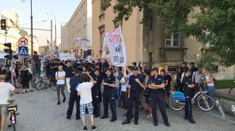 Sąd uniewinnił policjanta, który miał nadużyć siły podczas demonstracji. "Dowód został pominięty"