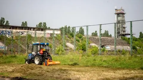 Porządkują teren wokół stadionu Skry. Wywieźli tony śmieci i gruzu