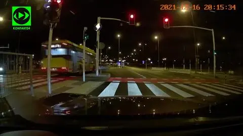 Rozpędzony autobus przejeżdża przez skrzyżowanie na czerwonym