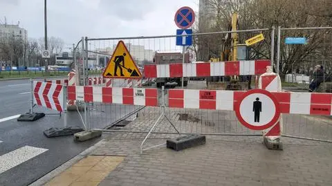 Ciężki sprzęt nad kanałem Rudawki. "Koparka rozpoczęła wykop w chodniku"