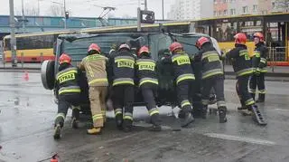 Auto dachowało na Woli