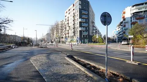 Kolejny etap prac na Sokratesa. Drogowcy rozpoczęli asfaltowanie zachodnio-północnej jezdni