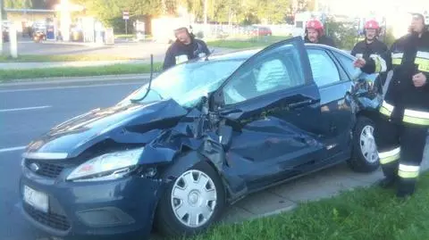 Ford wjechał pod tramwaj