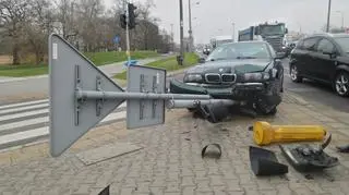 Uderzył w znak i sygnalizację