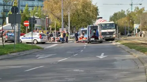 Obozowa: potrącenie kobiety na pasach
