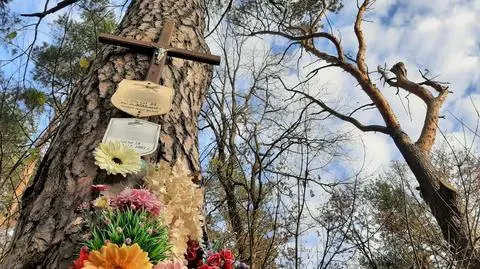 Rodziny w miejscu tragedii stawiają krzyże 