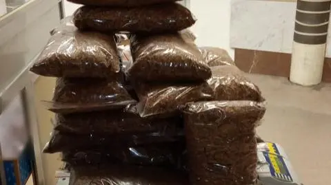 Prawie 50 kilogramów tytoniu bez akcyzy. "Towar miał trafić na bazar, 56-latek usłyszał zarzut"
