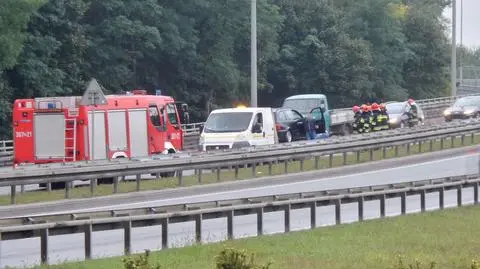 Kolizja na zjeździe z trasy S8. Auto wpadło na barierki