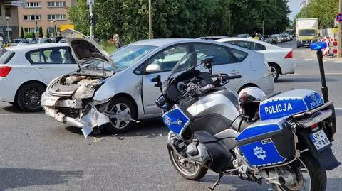 Jeden samochód ma uszkodzony przód, drugi - lewy bok. Jedna osoba trafiła do szpitala