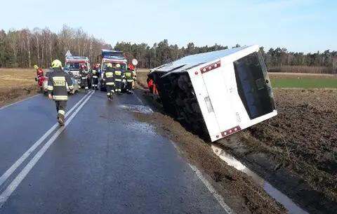 Autobus zsunął się do rowu